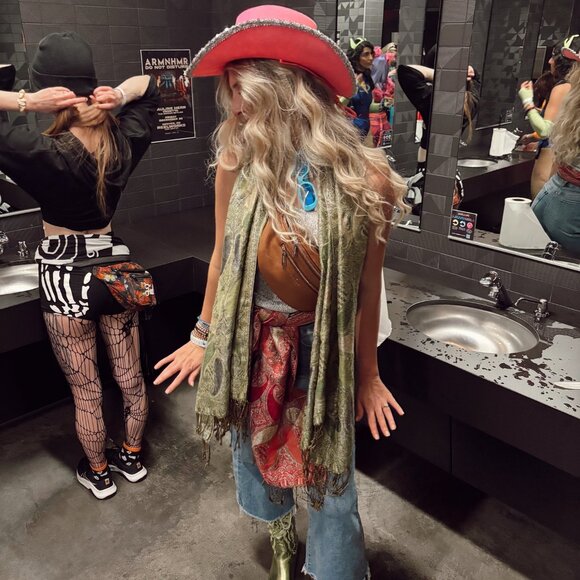 Hey y'all, I'm Baylee! Welcome to my closet 💖 - Picture 4 of 5